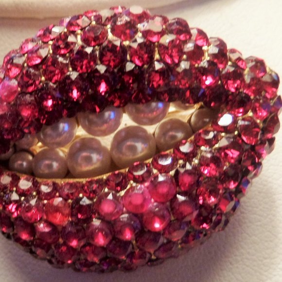 COPY - SALVADOR DALI MAE WEST INSPIRED RUDY RED LIPS BROOCH 2002 - Picture 2 of 8